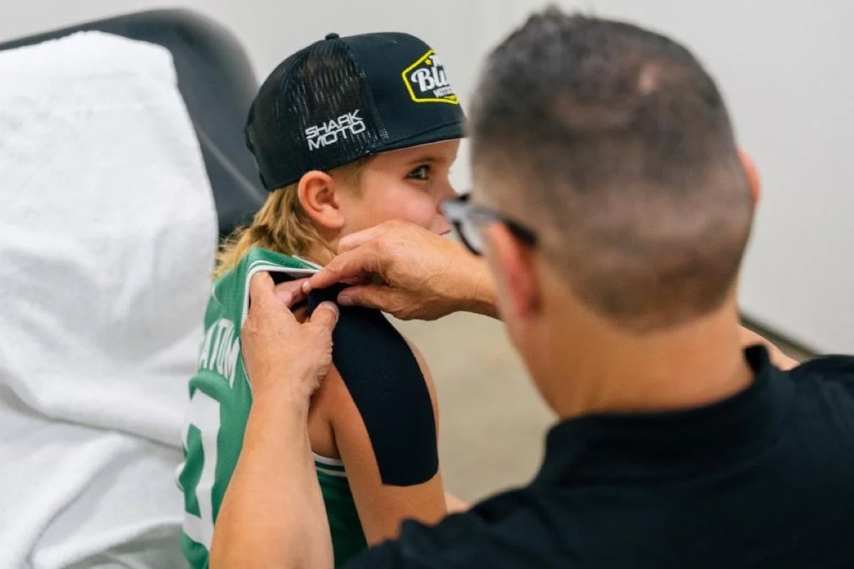 A Range physical therapist working on a young athlete's shoulder